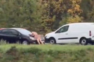 Nożownik rzucił się na samochód. Szyba rozpadła się na oczach kierującej. Jest areszt
