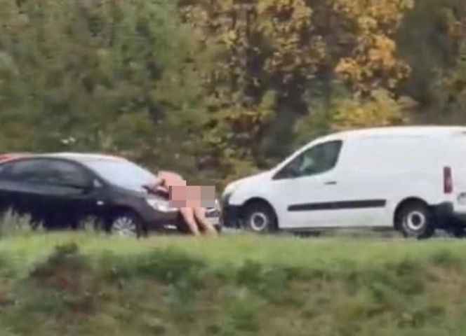 Nagi mężczyzna z maczetą biegał po ulicy! Policjanci użyli paralizatora