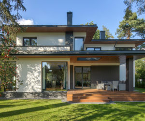 Nowoczesna willa precyzyjnie wpisana między stare sosny i świerki