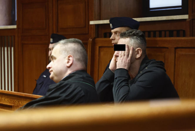 „Sztuczną szczękę wepchnięto jej do gardła”. Przerażające ustalenia. W mieszkaniu w Warszawie znaleziono cztery ciała