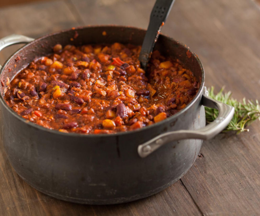 Jednogarnkowe chili po grecku. Prosty przepis, który naprawdę się nie nudzi