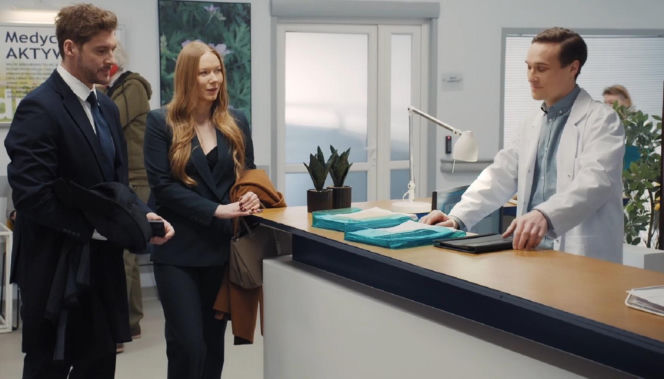 M jak miłość. Marcin (Mikołaj Roznerski), Elżbieta Domańska (Katarzyna Dąbrowska), Olek (Maurycy Popiel)