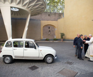 papież Franciszek jeździ Renault 4 z 1989 roku