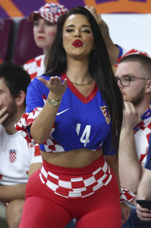 Ivana Knoll pokazuje ogromne pośladki!