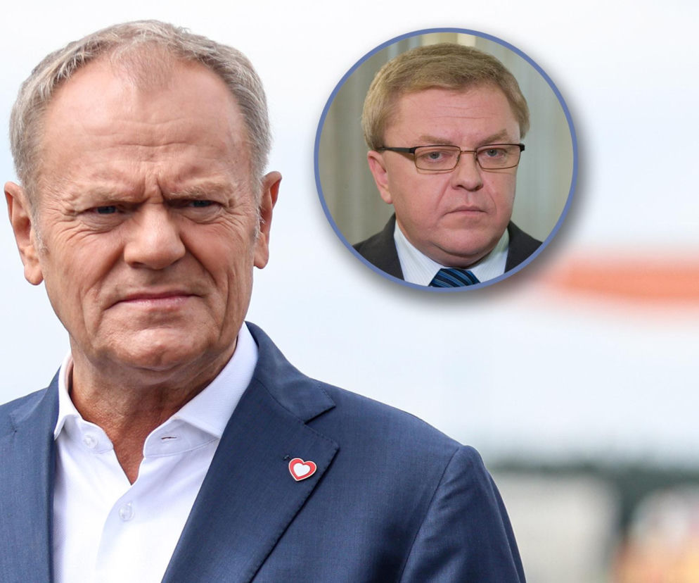 Donald Tusk w granatowej marynarce z czerwoną przypinką w kształcie serca, z zaciśniętymi ustami i zmarszczonym czołem, spogląda w obiektyw. W tle, w okrągłej ramce, portret Zbigniewa Chlebowskiego w okularach, krawacie i garniturze. Na naszym portalu przeczytasz o aferze hazardowej i dalszych losach polityka.