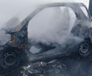Auto stanęło w płomieniach podczas jazdy! Tylko cud uratował kierowcę
