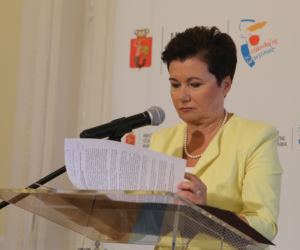 HANNA GRONKIEWICZ-WALTZ ZWALA WINĘ NA URZĘDNIKÓW