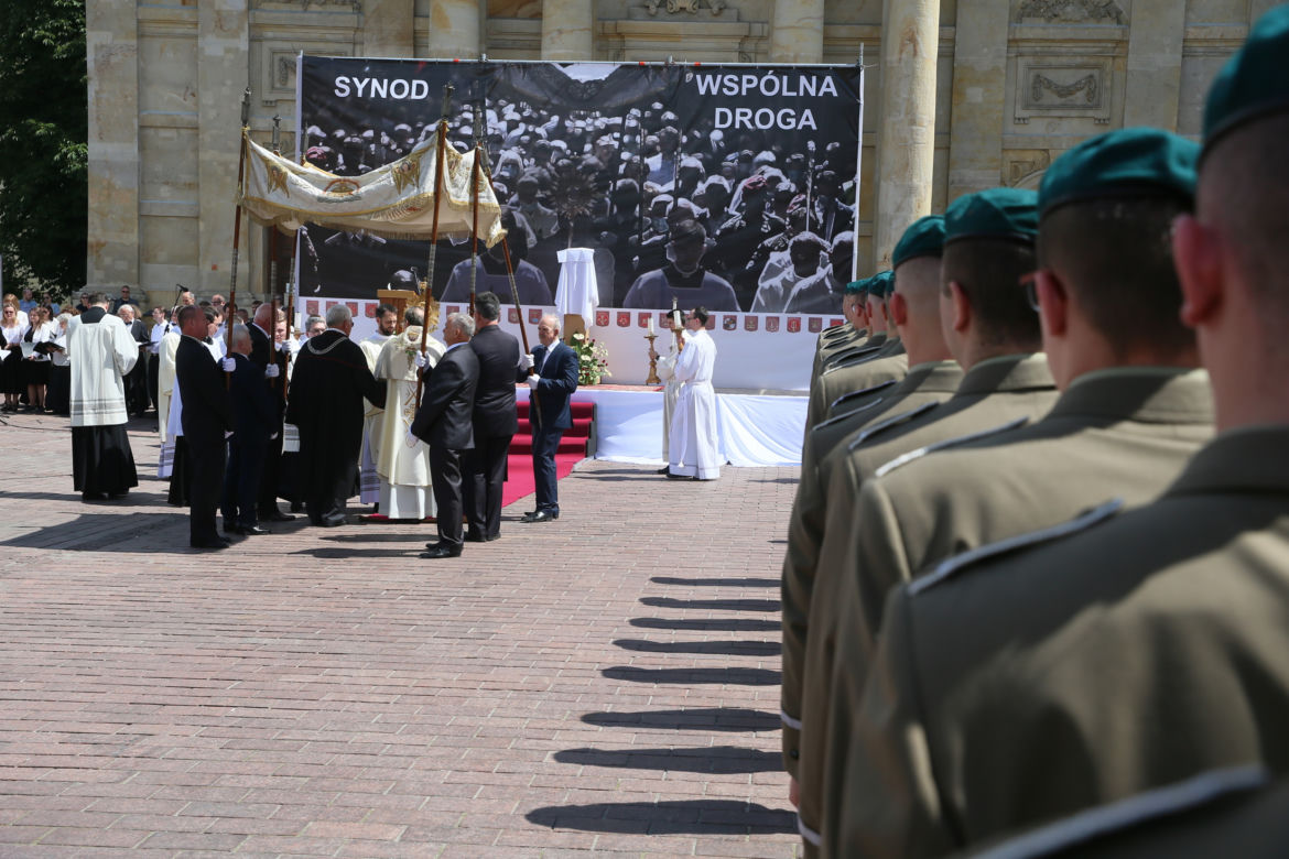 Centralna procesja Bożego Ciała w Warszawie. Ołtarze nawiązywały do wojny