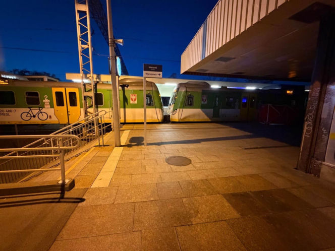 Młody mężczyzna wtargnął na tory, 21-latek nie żyje. Pociągi opóźnione nawet godzinę