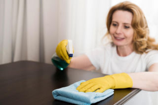 Tani spray na kurz z czterech składników. Meble będą lśnić przez długi czas