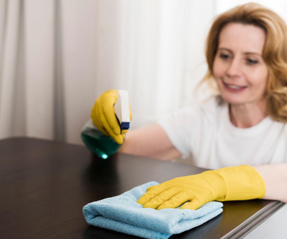 Wymieszaj i przetrzyj meble. Kurz zniknie na długi czas