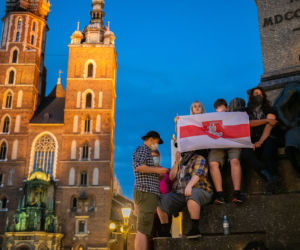 Manifestacja Białorusinów na rynku w Krakowie. Precz z Łukaszenką!