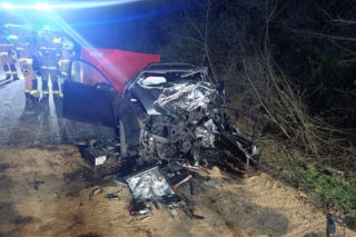 Masakra na prostej drodze. Z samochodów zostały wraki. Nie żyją dwie osoby