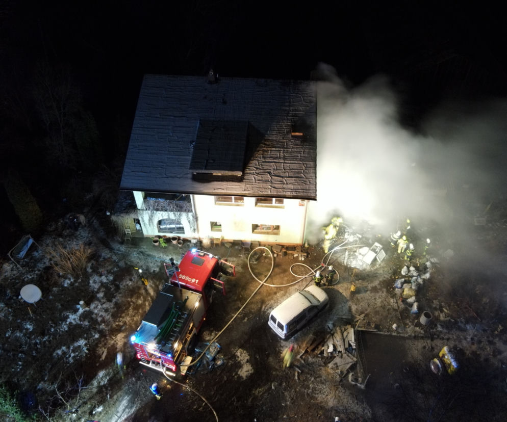 Pożar w Tarczynie, budynek gospodarczy płonął jak pochodnia