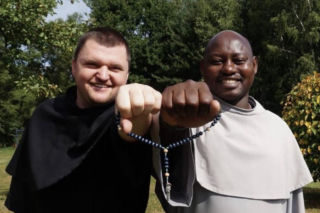 Franciszkanin Ayub Mwenda w rozmowie o posłudze wśród Polonii