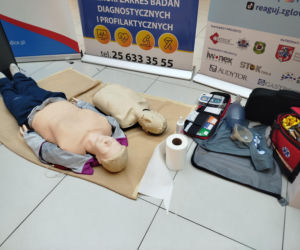 Uczennice IV LO szkolą Siedlczan z udzielania pierwszej pomocy