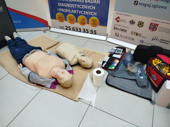 Uczennice IV LO szkolą Siedlczan z udzielania pierwszej pomocy