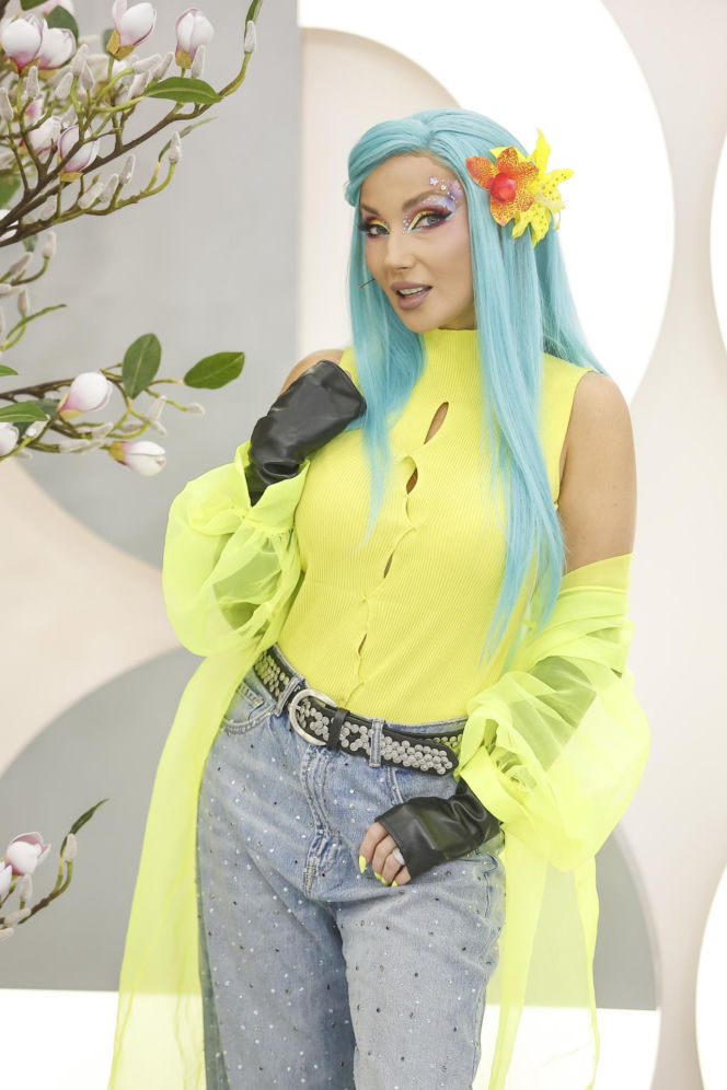 Cleo w niebieskich włosach