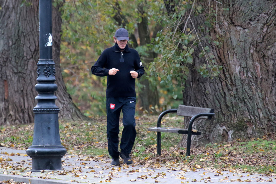 Tusk biega bez maseczki