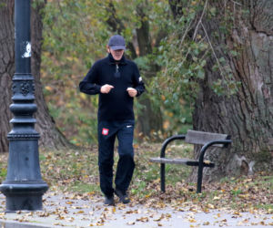 Tusk biega bez maseczki