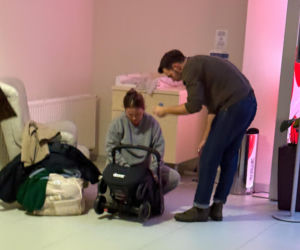 Olga Frycz wychodzi z dzieckiem ze szpitala