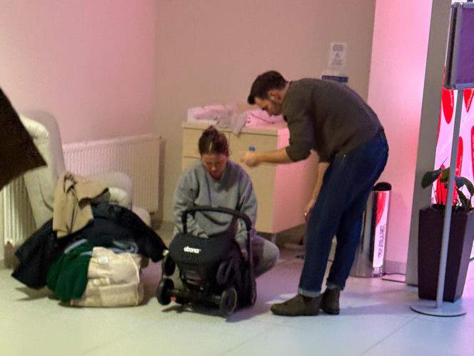 Olga Frycz wychodzi z dzieckiem ze szpitala