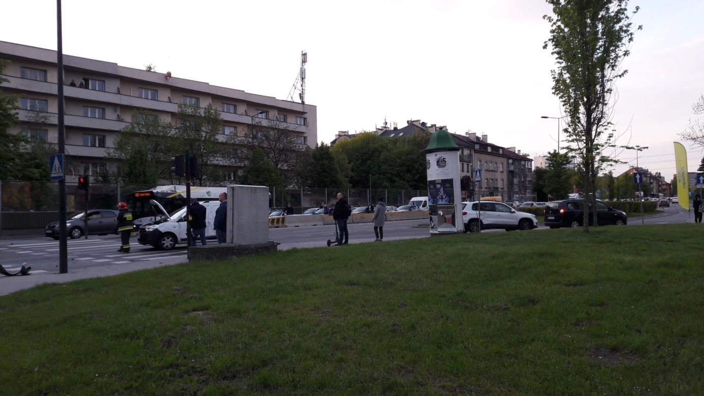 Kraków: Groźny wypadek na al. 29 Listopada, samochód na boku