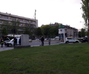 Kraków: Groźny wypadek na al. 29 Listopada, samochód na boku