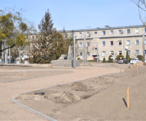 Remont przed dworcem PKP w Iławie - marzec 2020