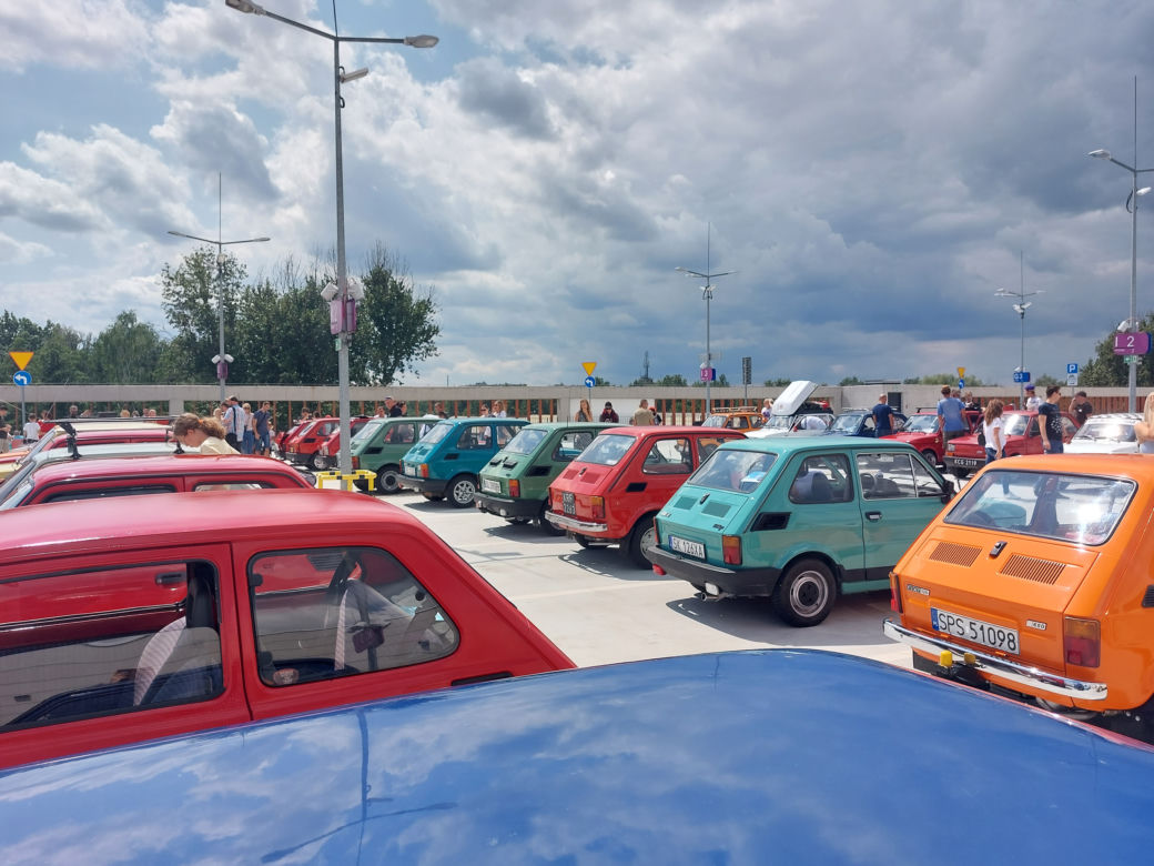 Zlot fiatów 126p w Galerii Libero w Katowicach
