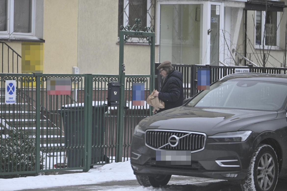 Kuzyn Kaczyńskiego dba o krewnego i odśnieża schody