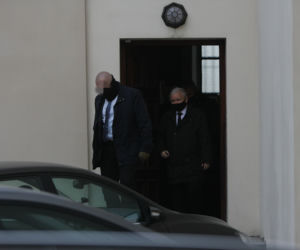 Policja pilnuje Kaczyńskiego? Radiowozy pod domem i kościołem
