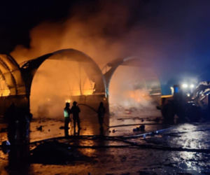 Łódzkie. Wielki pożar w punkcie selektywnej zbiórki odpadów. Trwa akcja strażaków