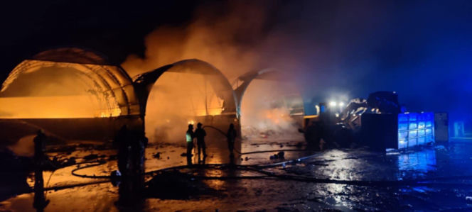 Łódzkie. Wielki pożar w punkcie selektywnej zbiórki odpadów. Trwa akcja strażaków