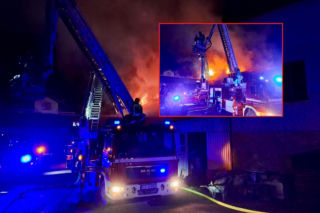 Nocny pożar doszczętnie strawił stolarnię. Strażacy uratowali dom. Gęsty dym nad miastem