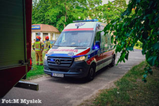 Wypadek w Ostrowcu Świętokrzyskim. Dwie nastolatki na jednej hulajnodze potrącone na pasach. Lądował śmigłowiec LPR