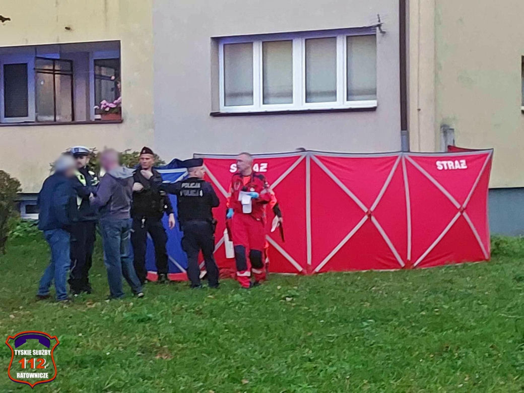 Tragedia w Tychach. 51-letnia kobieta runęła z okna na 9. piętrze bloku. Nie żyje