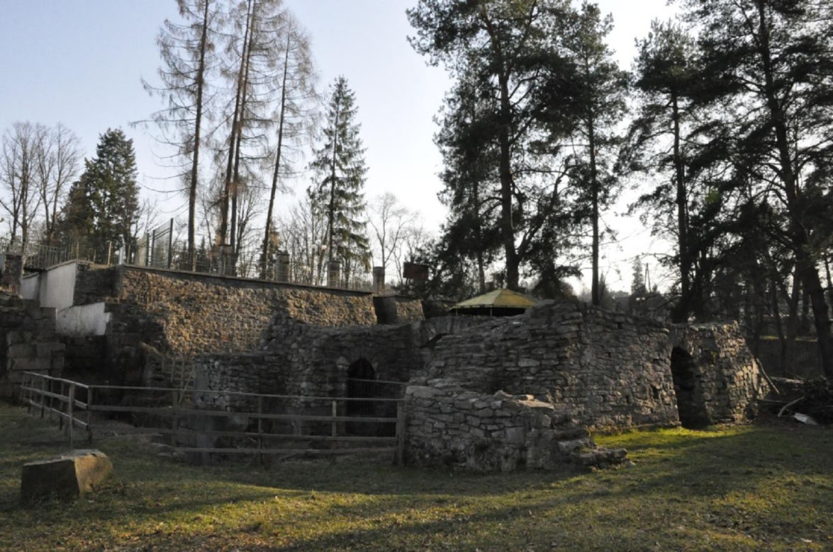 Ruiny Wielkiego Pieca Huty Rejów w Skarżysku-Kamiennej