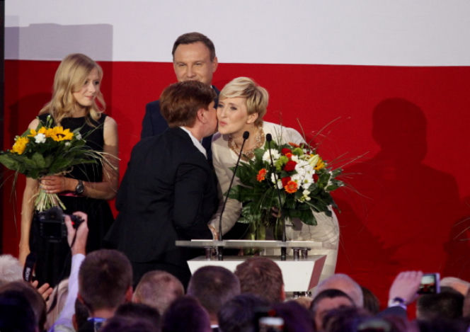 SZYDŁO WYSZŁA Z CIENIA
