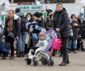 Wojna na Ukrainie. Tłumy uchodźców w Medyce i na dworcu we Lwowie