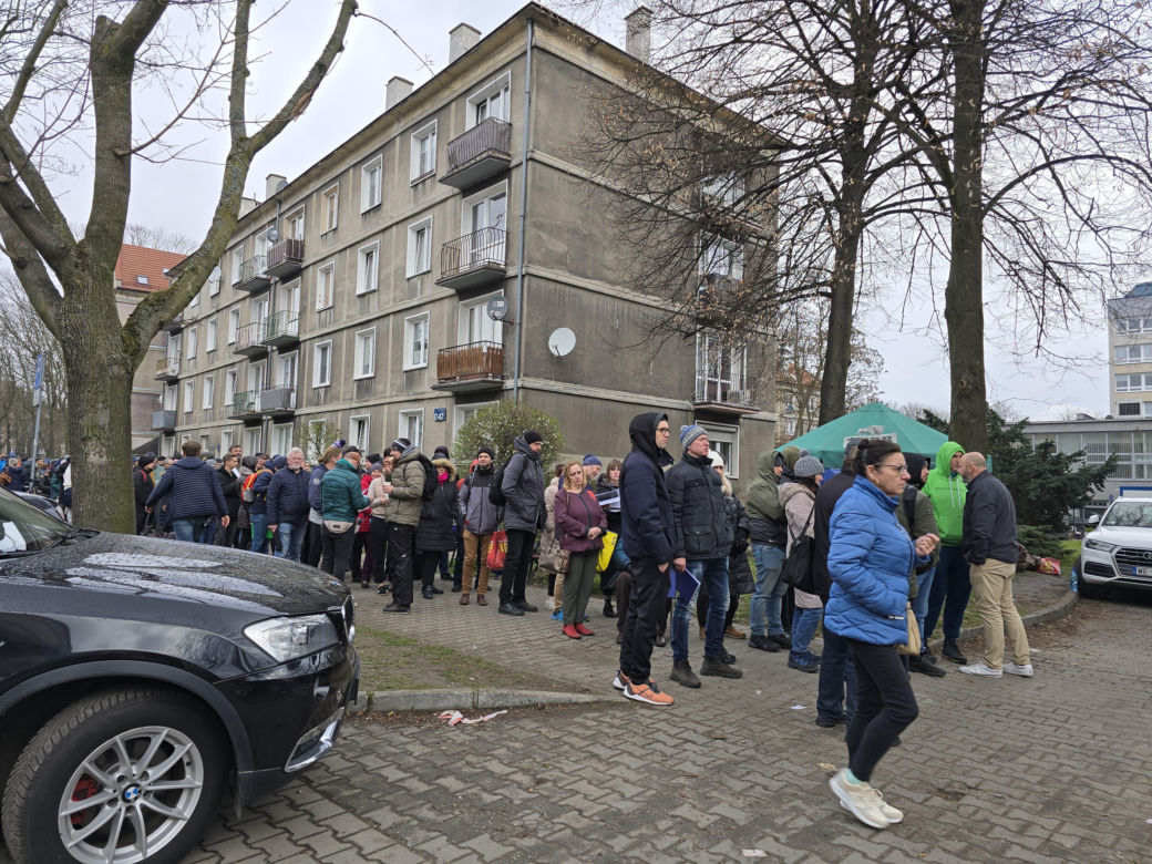 Kilkaset ludzi czeka przed wejściem do punktu obsługi grantobiorców w Tychach