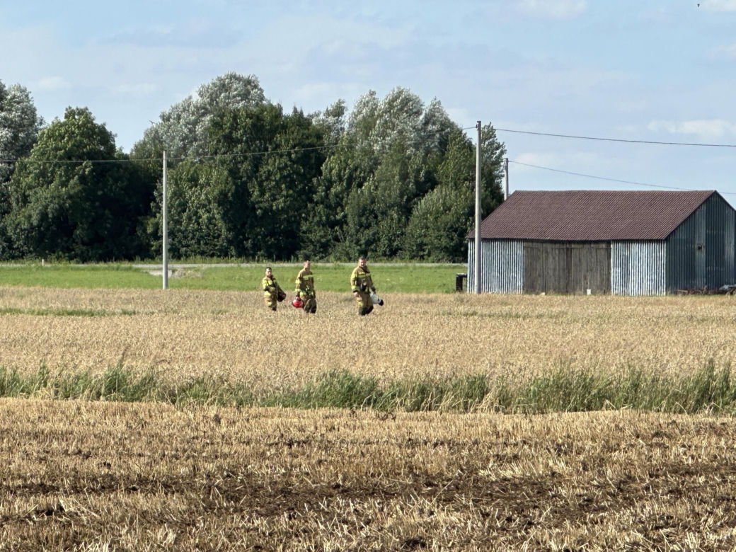 Spadochroniarz spadł na pole obok domu. Skok zakończył się hospitalizacją