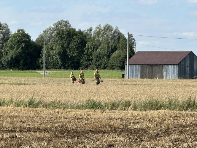 Spadochroniarz spadł na pole obok domu. Skok zakończył się hospitalizacją