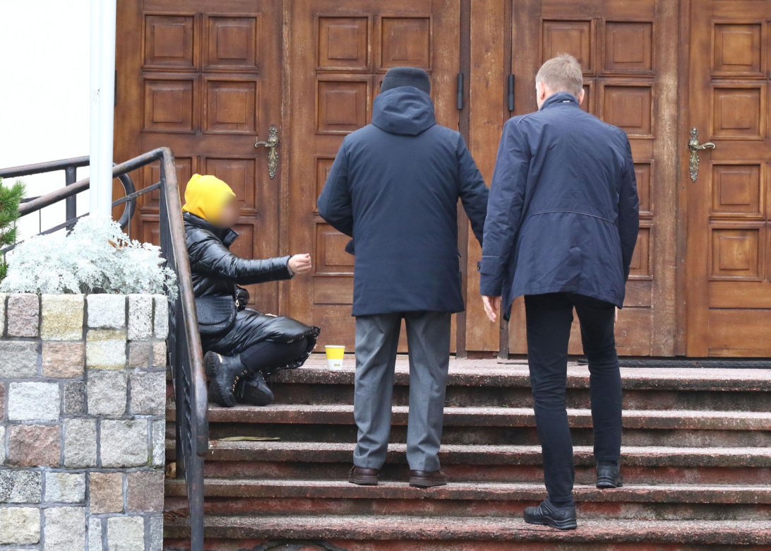 Lech Wałęsa wybrał się do kościoła w ostatni dzień 2023. roku. Tyle dał dziewczynce pod kościołem