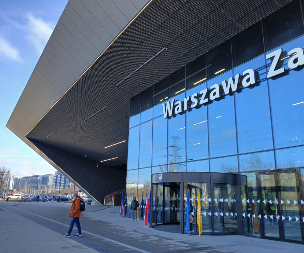 Warszawa Zachodnia. Kładka od dziś już otwarta. Inżynierowie czekali na słońce, by położyć nowoczesną żywicę 