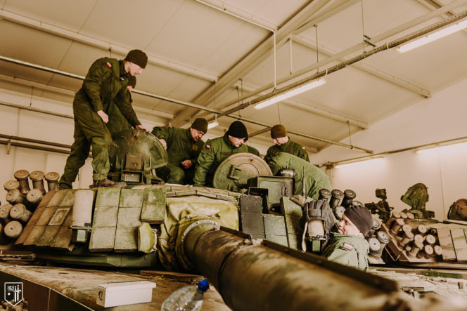 "Zawiszacy" za sterami legendy. Nowi kierowcy czołgów PT-91 w 15. Brygadzie