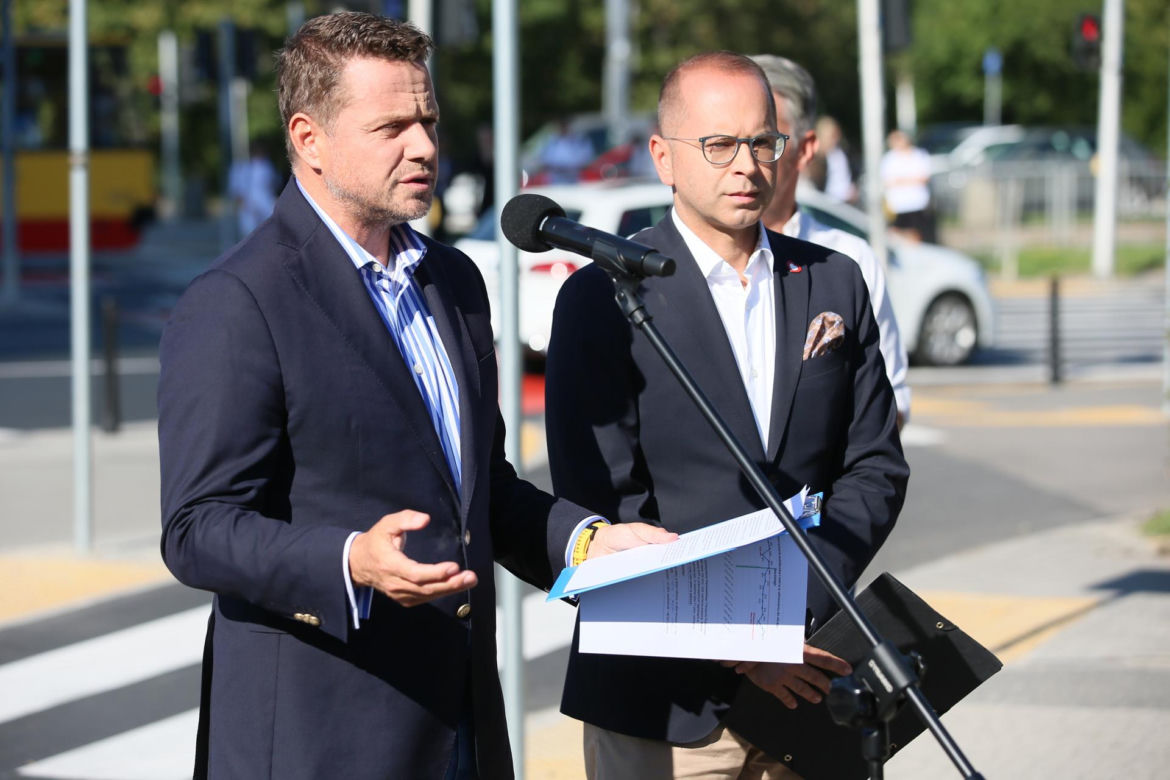 Rafał Trzaskowski spóźniony na konferencję. Wysiadł na zakazie!