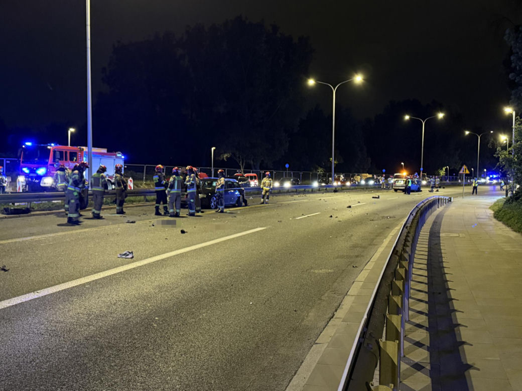 Makabra na Wisłostradzie. Roztrzaskane auta i motocykle. Dwie osoby reanimowane w tym dziecko 