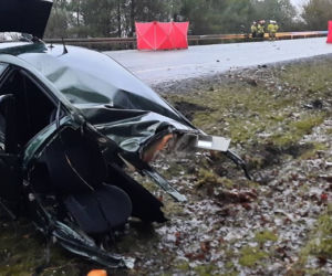Leśnice. Auto rozerwane na pół! Dwoje 40-latków nie żyje. Dzień wcześniej zginęły tam dwie inne osoby [ZDJĘCIA]