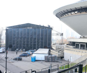 Scena Sylwestra z Dwójką TVP w trakcie budowy